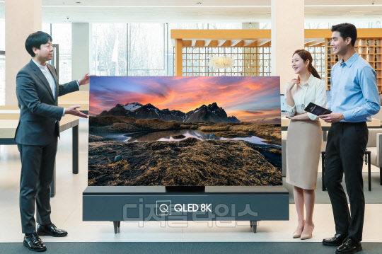 판매 상담사가 삼성디지털프라자 삼성대치점에서 2020년형 삼성 QLED TV를 소개하고 있다.   삼성전자 제공